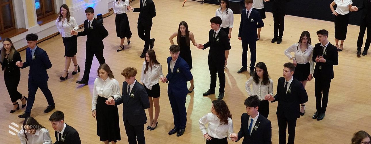 A fiatalok egyik legszebb középiskolás élménye a koszorúcska