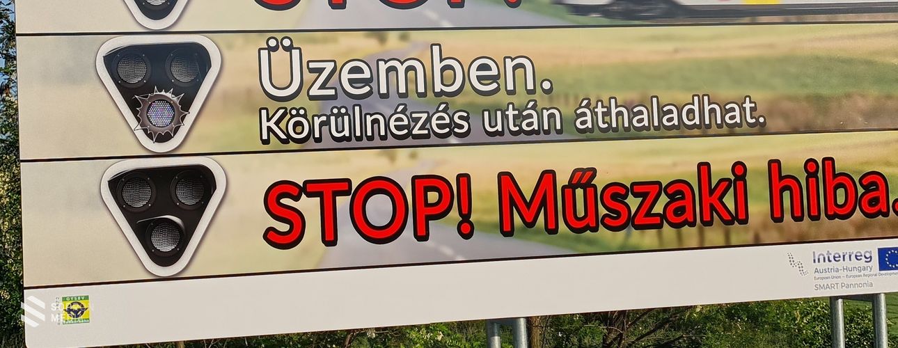 A magyarországi fénysorompók jelzéseire figyelmeztető közlekedésbiztonsági óriásplakátokat helyeztek ki a sopron-klingenbachi határnál