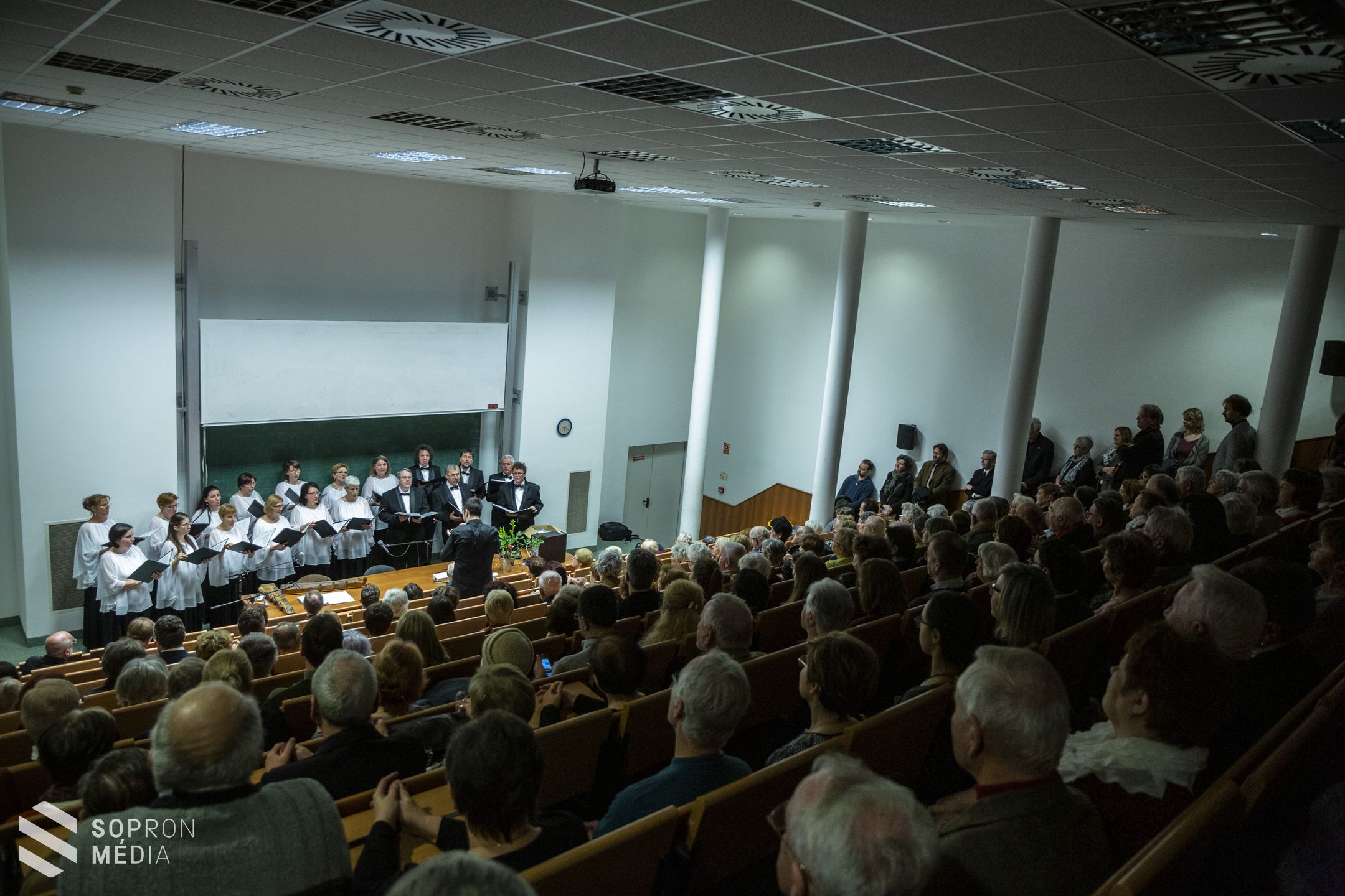 Szolga csak egy van, az Isten