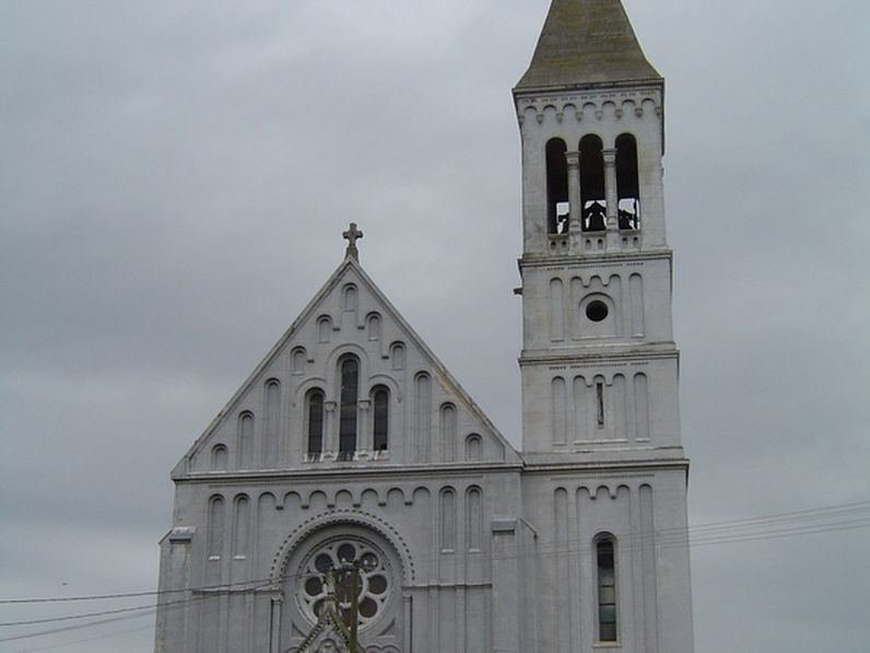 A templom, mely méltóságteljes óriásként emelkedik a rábaközi táj fölé