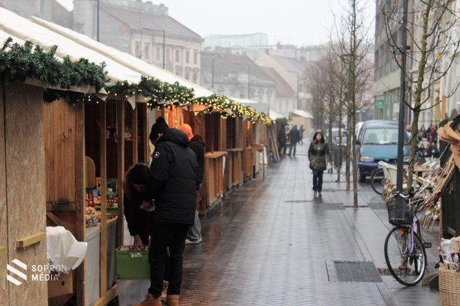 Az adventi vásár helyszínén már az utolsó simításokat végzik.