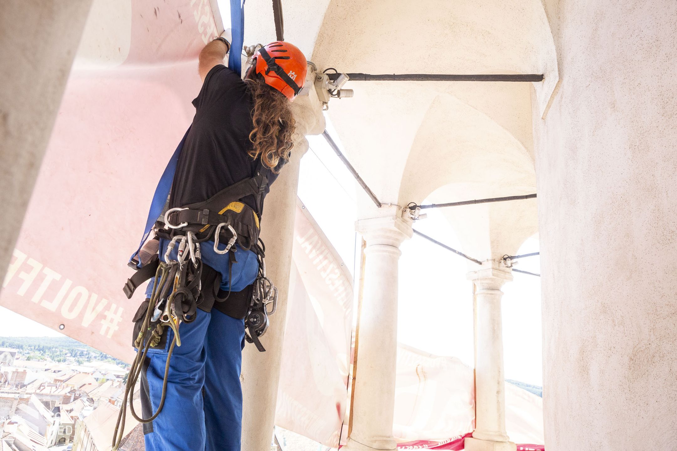 Felhelyezték a VOLT Fesztivál molinóját a Tűztoronyra!