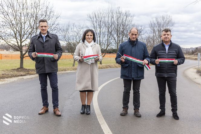 A polgármesterek a kivitelezők képviselőivel közösen vágták át a szalagot a pénteki átadáson.