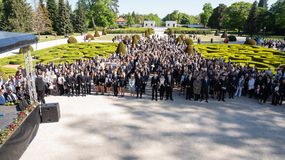 A Széchenyi-kastély parkjában ballagtak a Soproni Széchenyi István Gimnázium végzősei