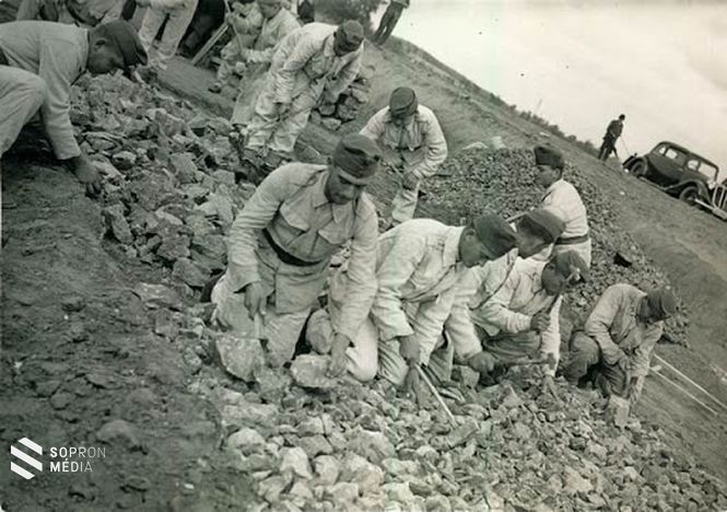 Munkaszolgálatosok követ törnek (Ágfalva) 