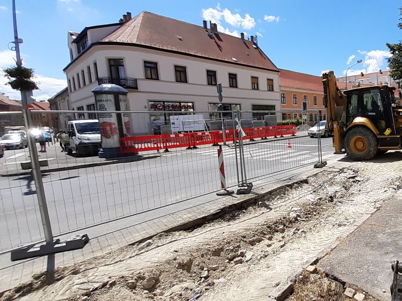 Lezárták a gyalogátkelőt a Várkerület-Ötvös utca sarkánál