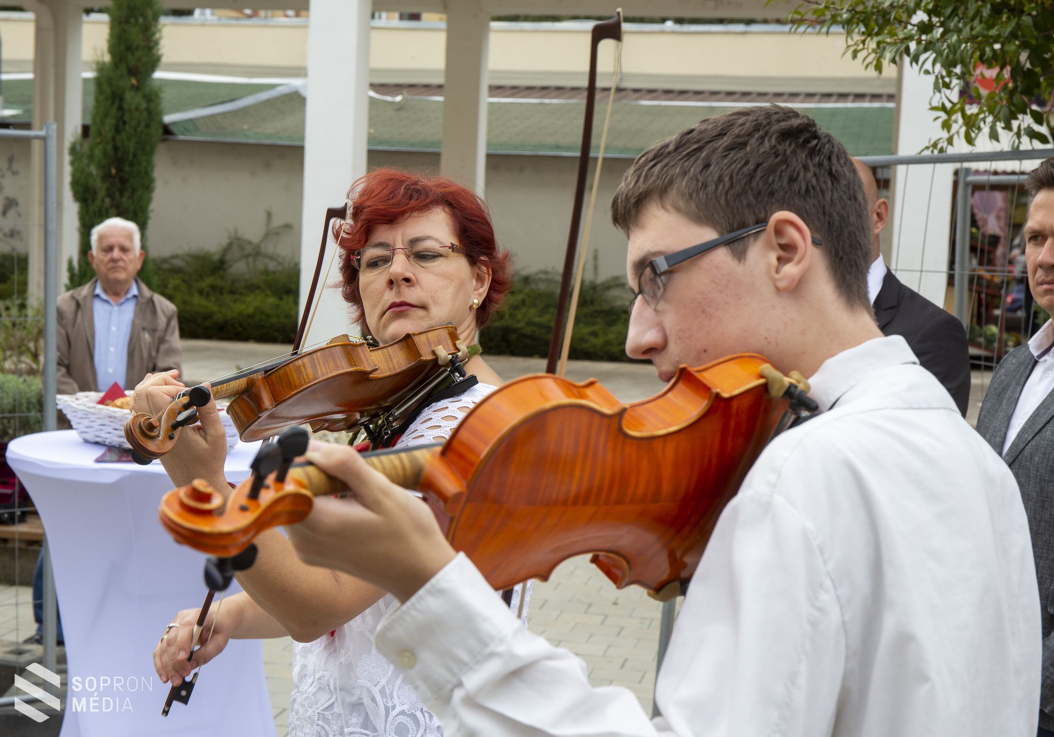 Látvány és muzsika – kiállítás és zene a Jereván lakótelepen