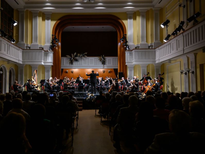 Újévi koncert nemes és érzelmes keringőkkel