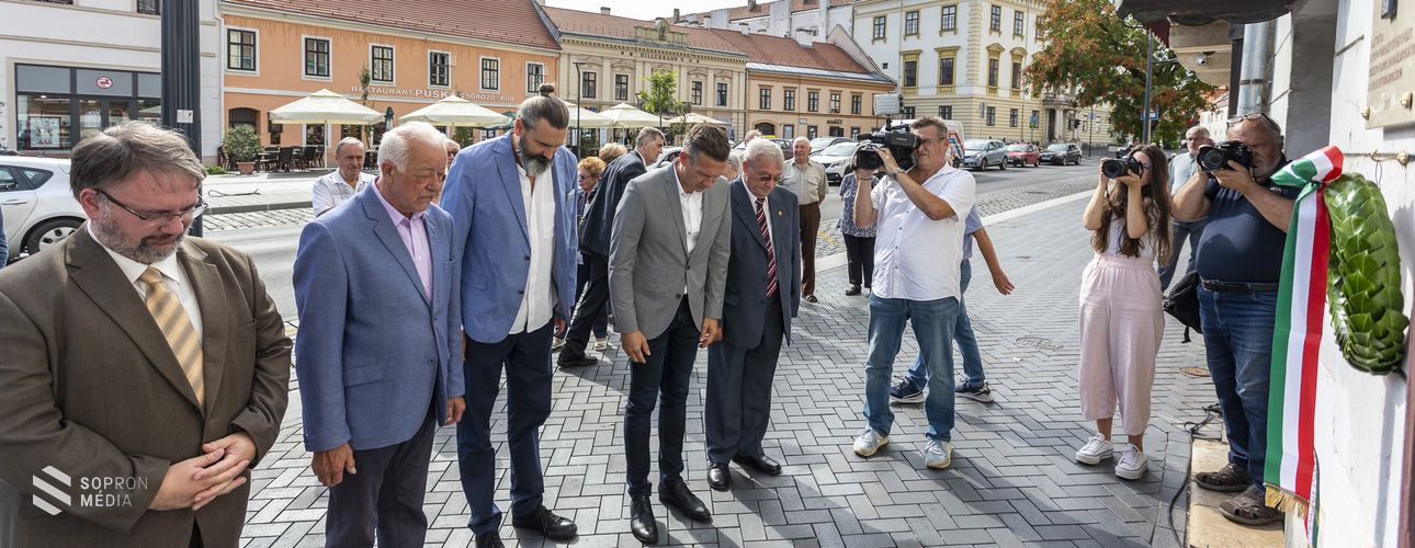 Rátz László emlékére avattak táblát