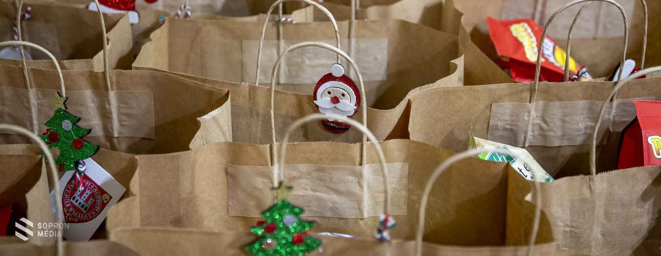 Száz gyermek karácsonyát teszi szebbé az önkormányzat, ajándékcsomagot kaptak a családok