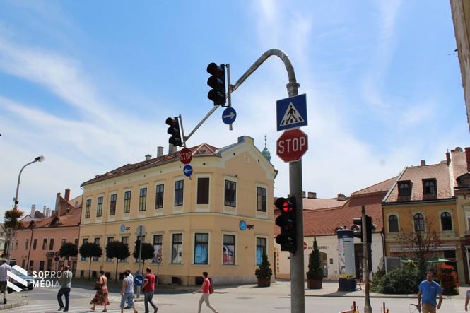 Ilyen volt az említett jelzőlámpatartó konzol (2016.08.30.)
