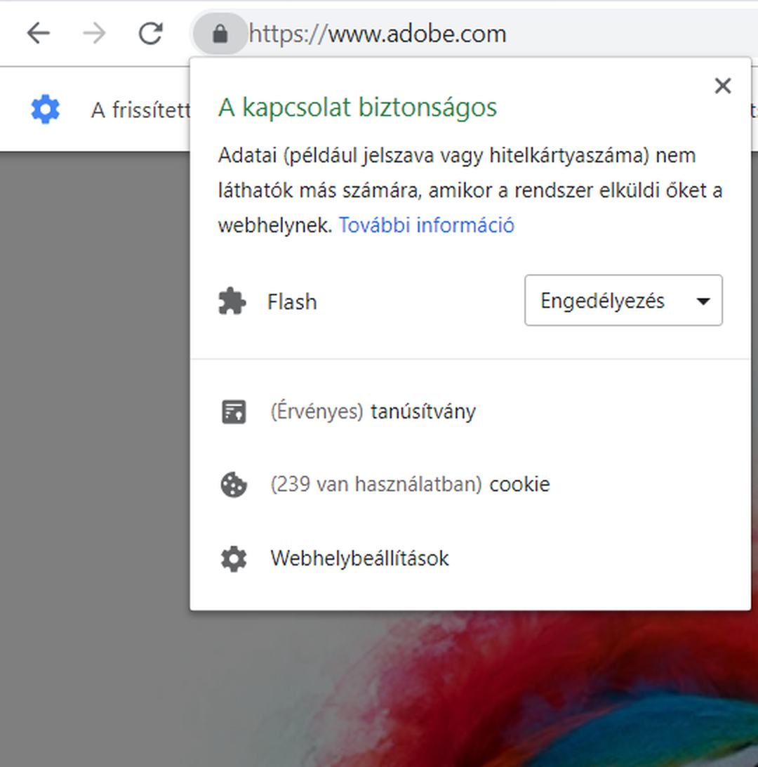 Chrome webhely-információs ablaka az adobe.com mellett, benne a Flash sor Engedélyezés értékkel és a Webhelybeállítások menüpont
