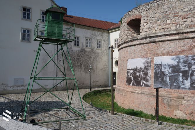Képeinken a soproni Rondella mellé helyezett határőr-figyelőtorony látható
