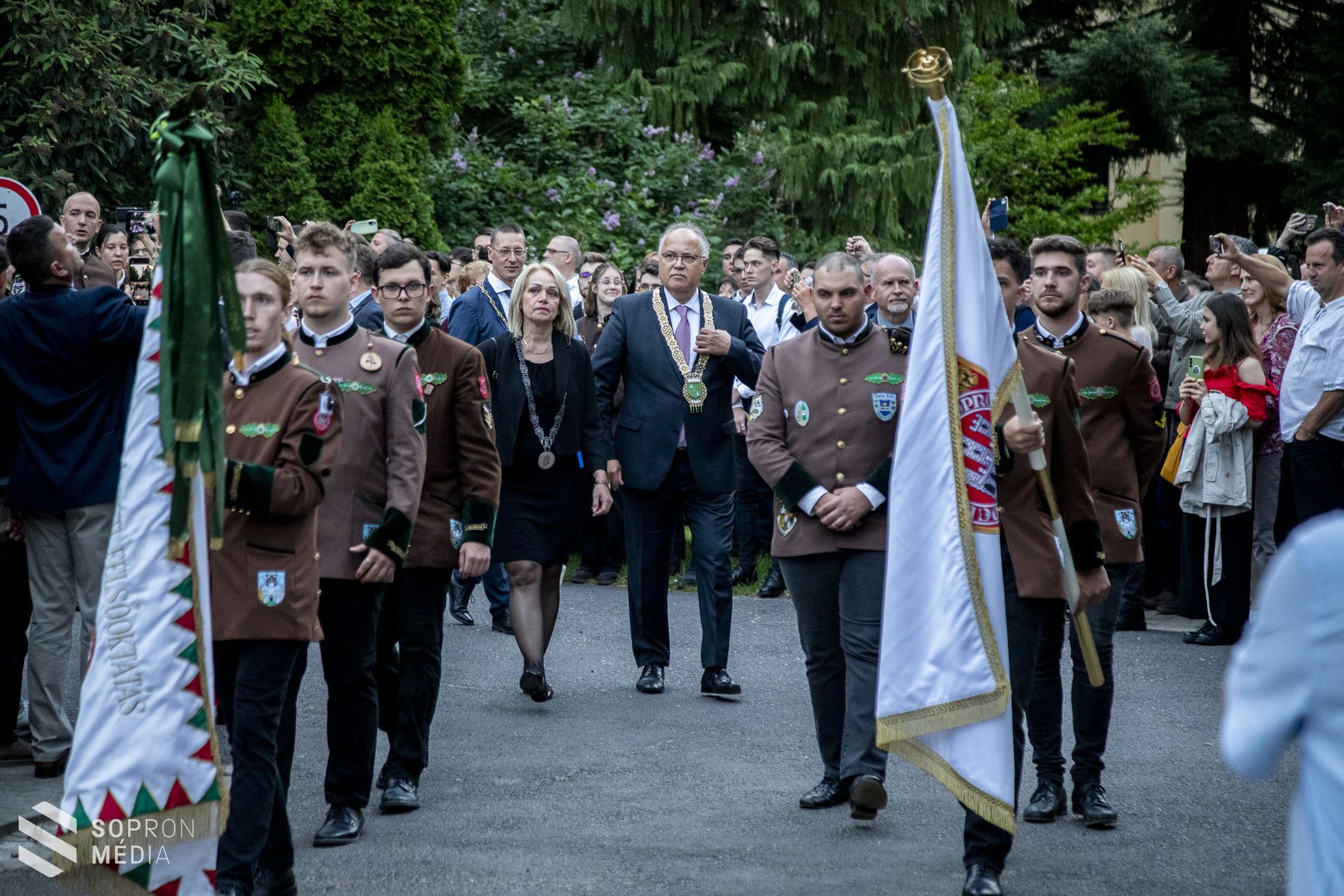 Valéte! - a város is búcsúzott a Soproni Egyetem végzős hallgatóitól