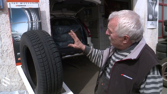 A négyévszakos abroncsot mutatja Kozma Miklós gumijavító mester