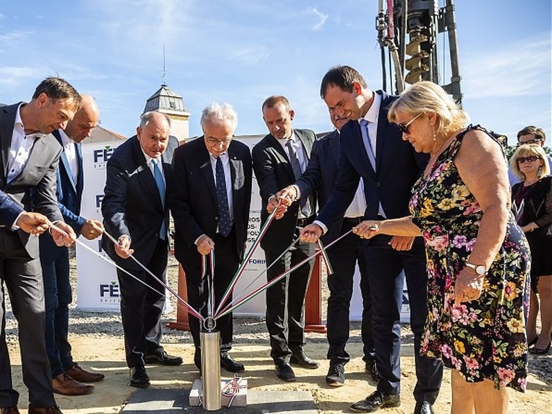 Alapkőletétel – megkezdődött a parkolóház építése az Árpád utcában