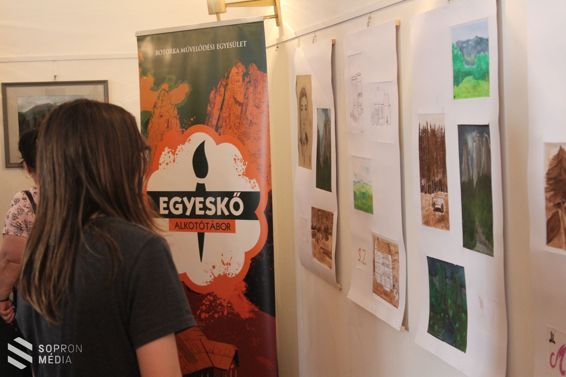 Fiatal képzőművészek kiállítása a Várkerület Galériában 