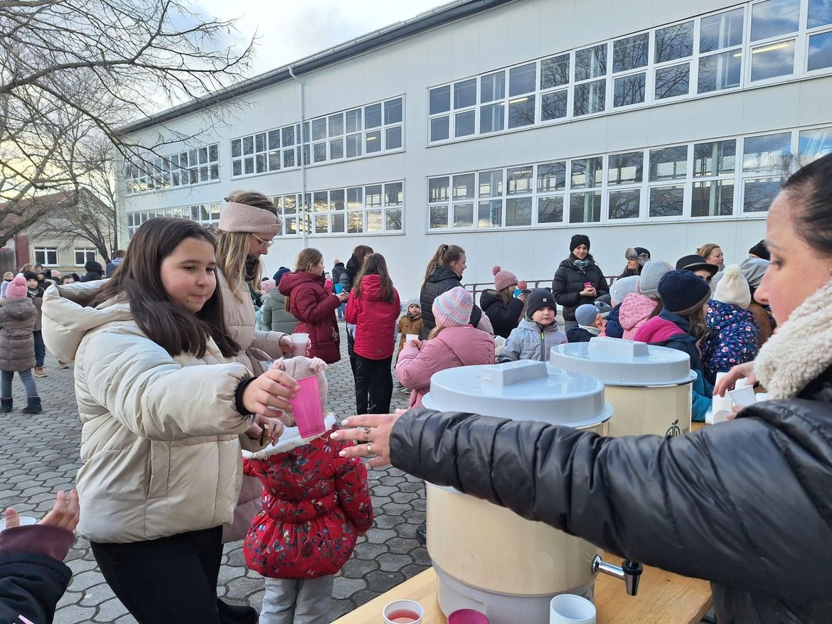 Kiszézés az iskola udvarán