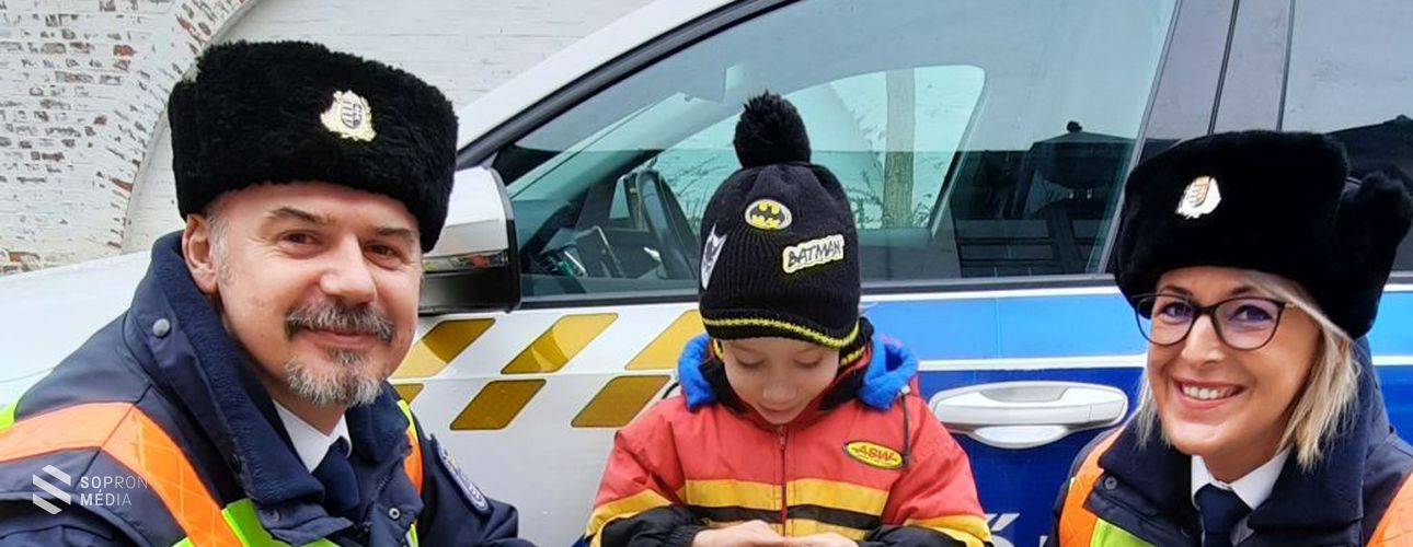 Lackó születésnapjára igazi rendőrautót „kapott”