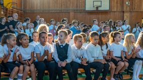 Becsengettek az iskolába a Lackner Kristóf Utcai Általános Iskolában is