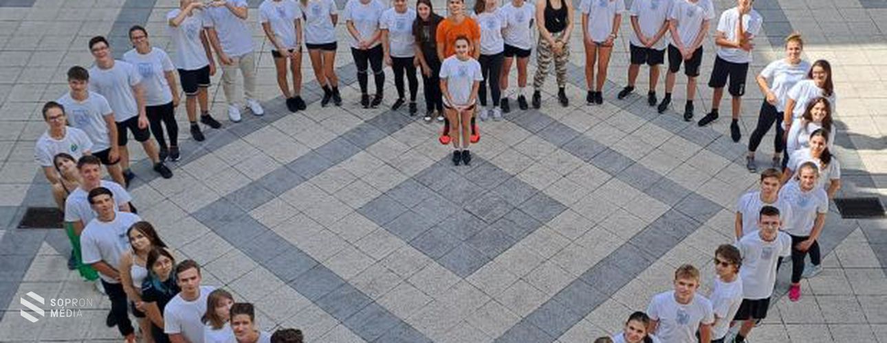 "Élő szívet" formáltak a soproni diákok