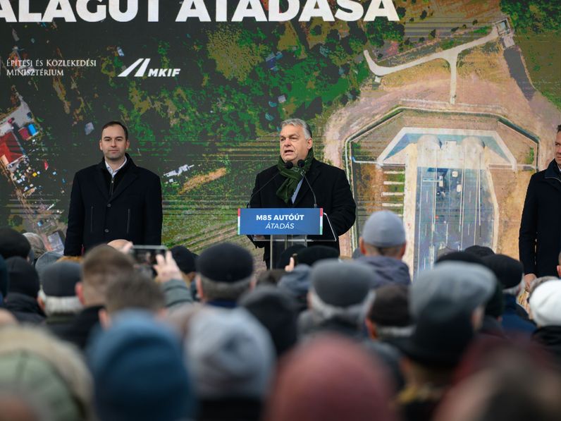 Orbán Viktor miniszterelnök adta át az M85-ös utat és a Bécsi-dombi alagútpárt a hűség napján