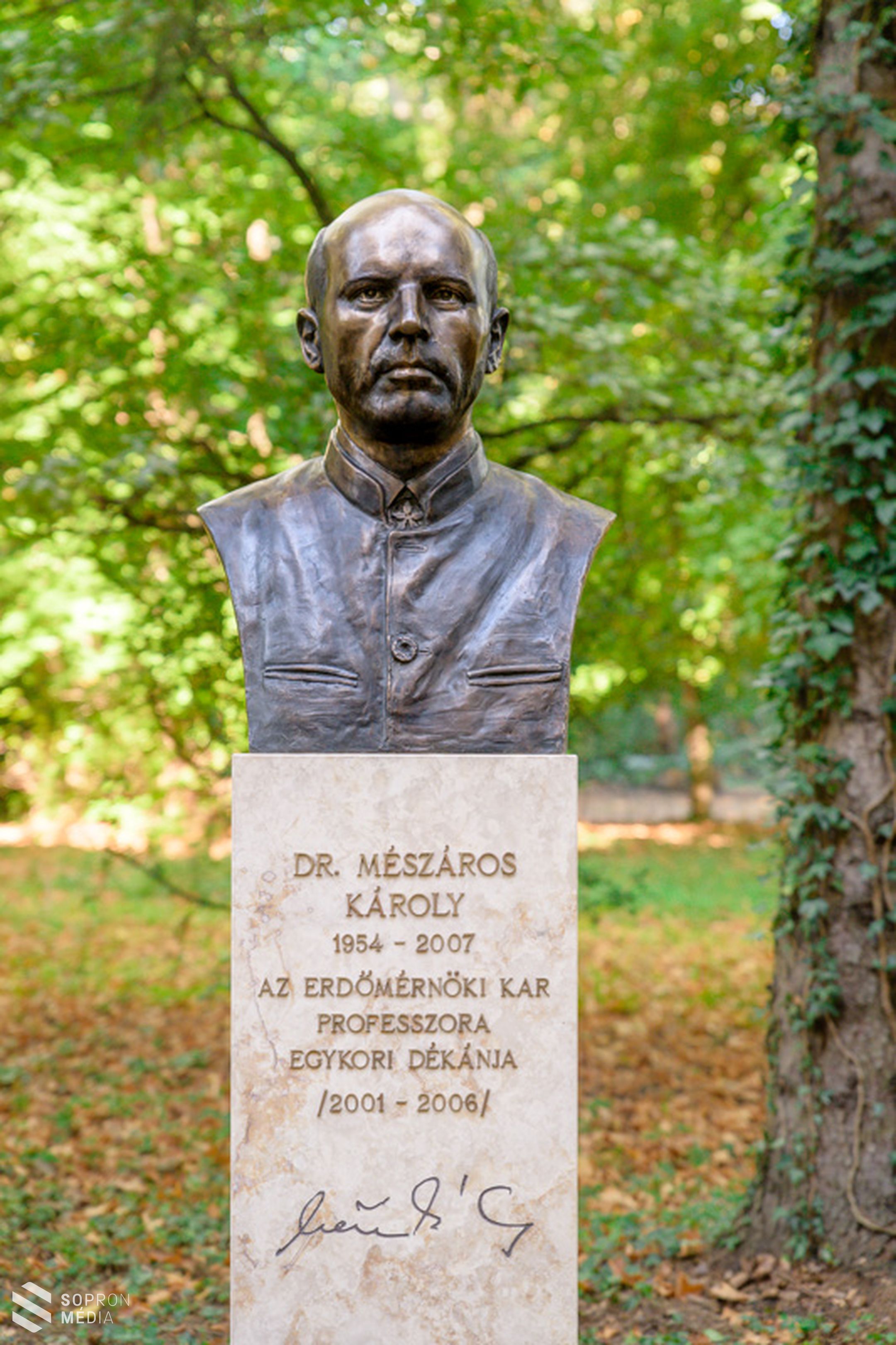 Szobrot állítottak prof. dr. Mészáros Károly tiszteletére