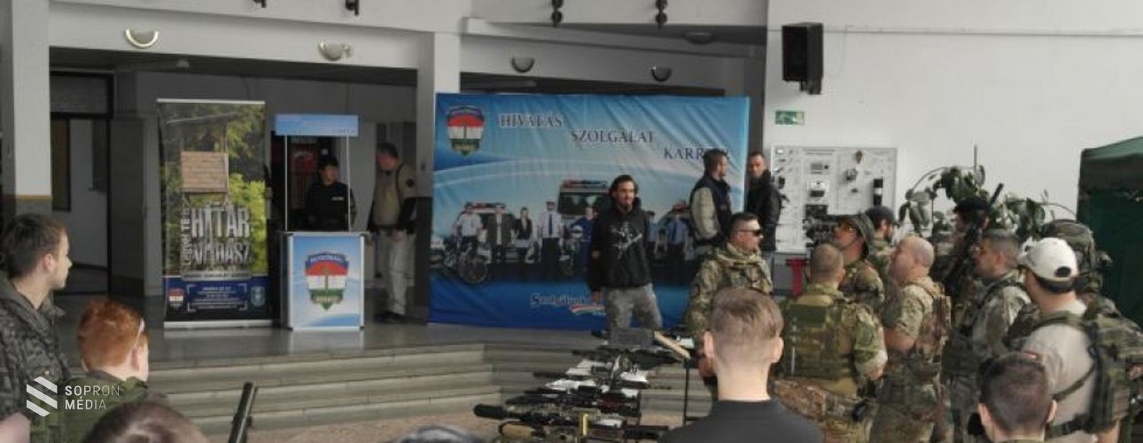 Toborzás egy soproni középiskolában (video)

