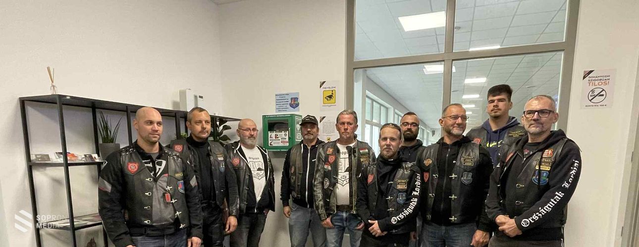 Félautomata defibrillátort adtak át a Gymtronicban