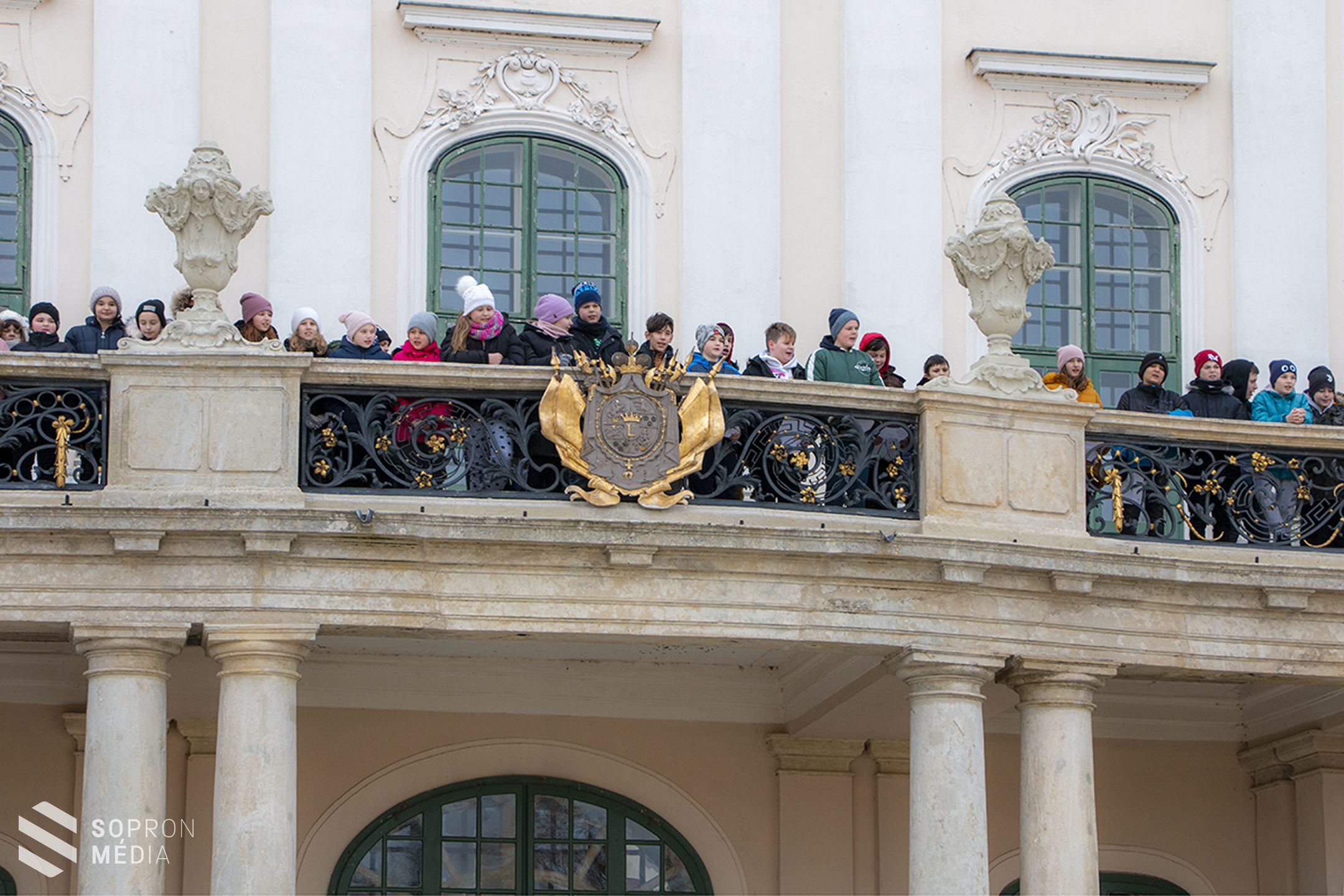300 diák szavalta a Himnuszt a kastély díszlépcsőjén