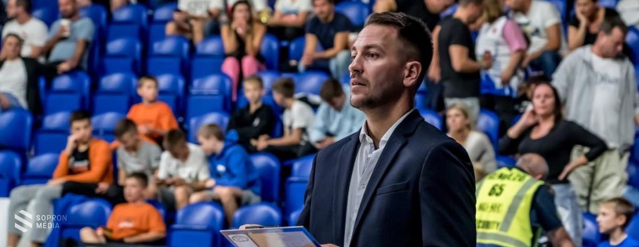 Közös megegyezéssel bontottak szerződést