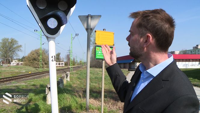 Rázó László mutatja a korszerű, jól látható LED-es fényjelzést