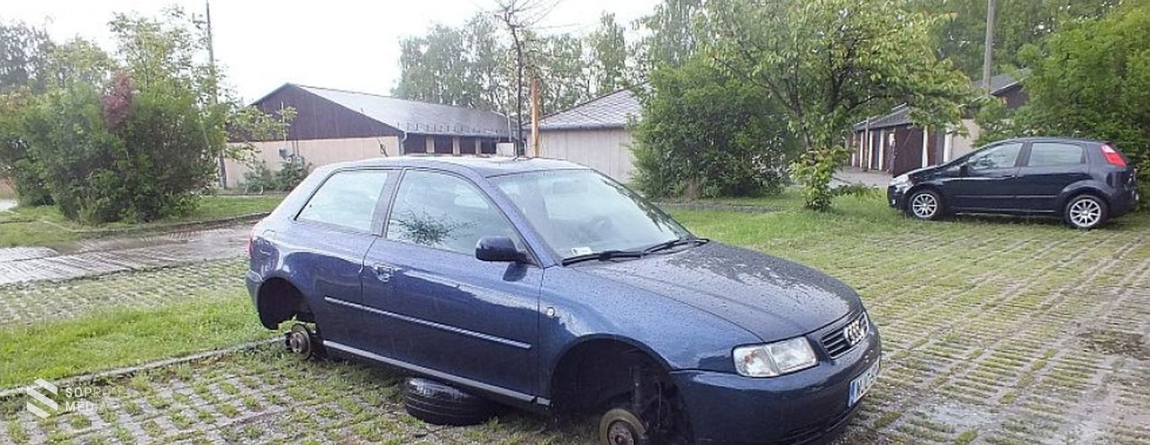 Téglára rakták a kocsit, majd ellopták a kerekeket (videó)

