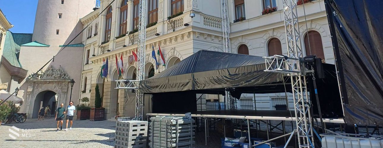 Pár nap múlva kezdődik a Soproni Sörnapok: már zajlik a készülődés a Fő téren és a Várkerületen