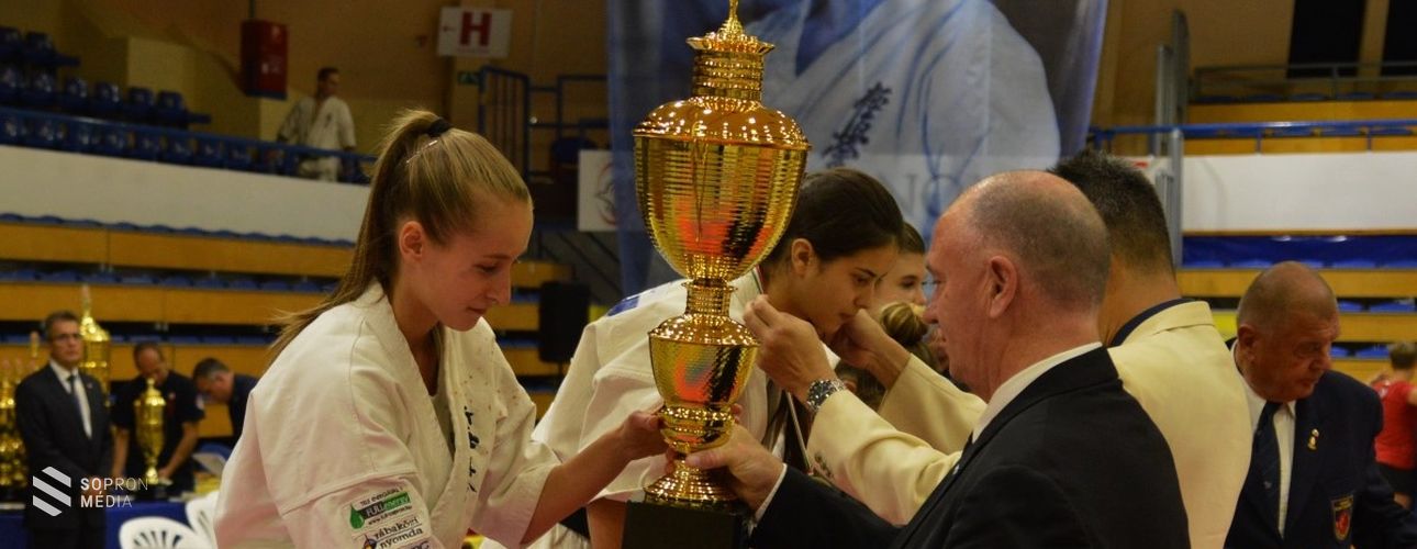 Csillogó ezüst a Szolnoki Nemzetközi Karate versenyről