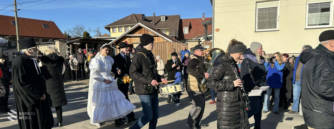 Lakodalmas mulatsággal űzték el a telet Ágfalván