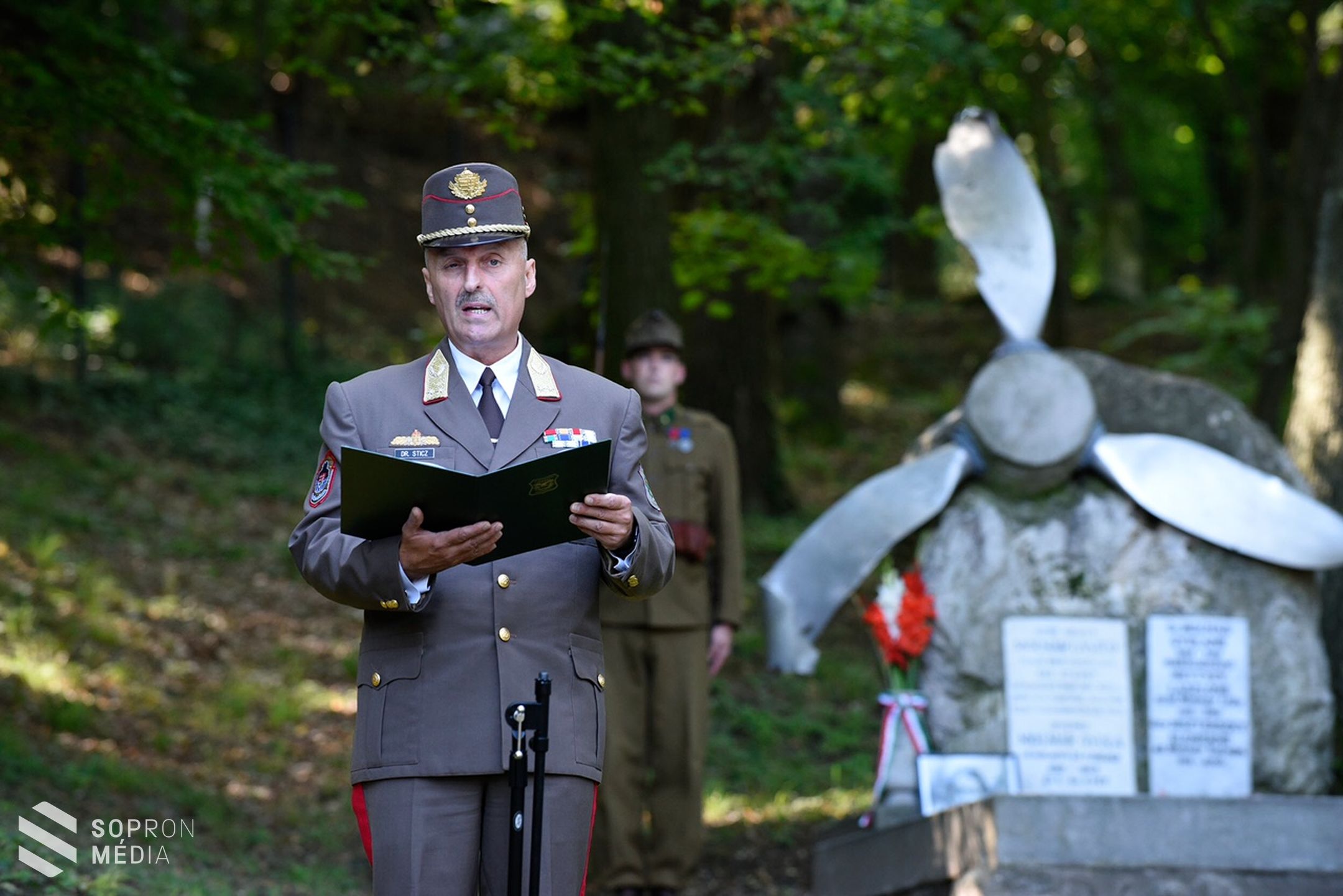 Hazánk legeredményesebb vadászpilótájára emlékeztek Sopronbánfalván