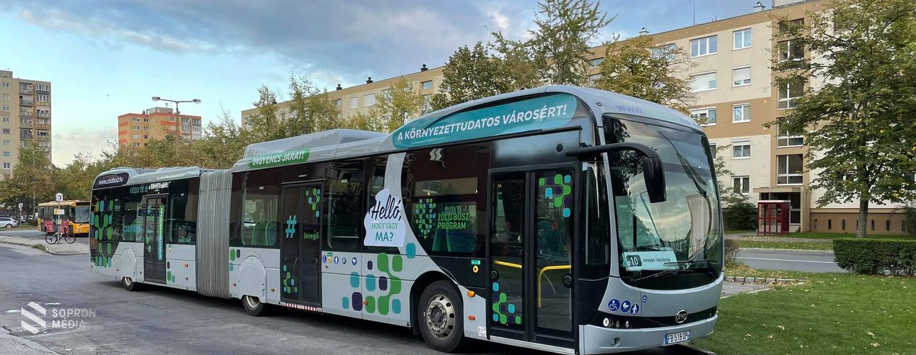 Tesztüzemben egy csuklós elektromos autóbusz Sopronban