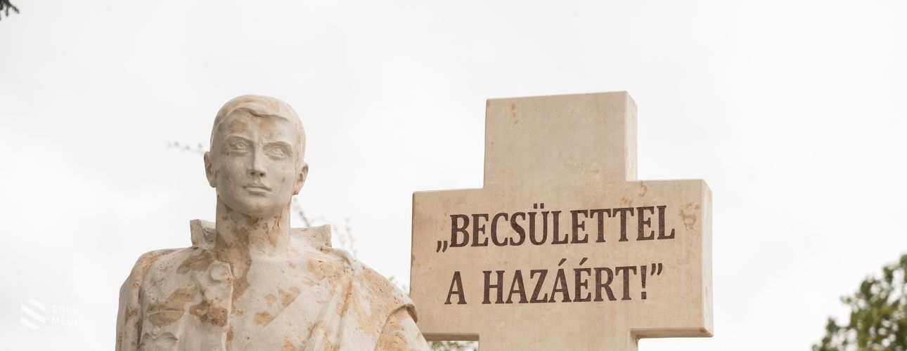 „Becsülettel a hazáért!” - Felavatták a felújított Szántó Róbert síremléket a Szent Mihály temetőben