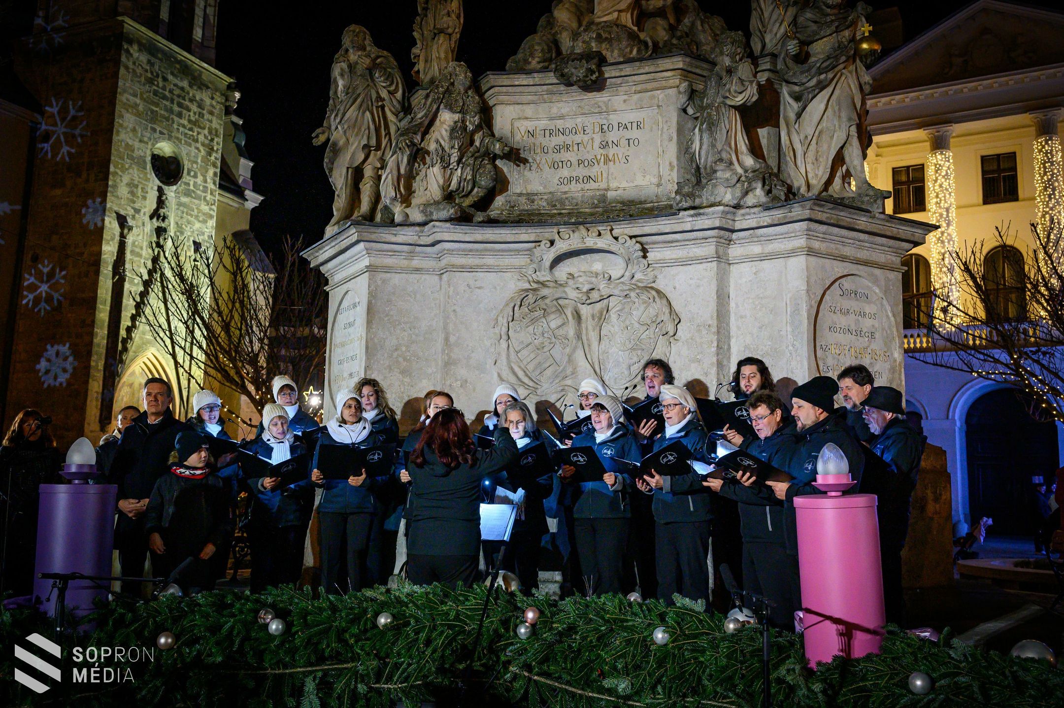 Fellobbant a hit lángja Sopron adventi koszorúján!