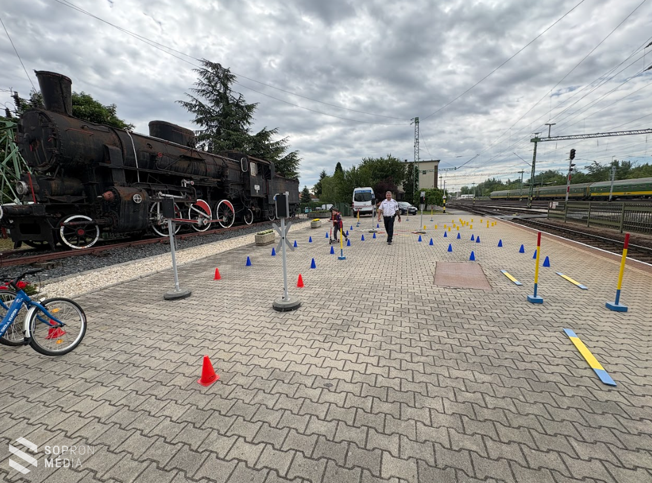 A soproni vasútállomás működésébe nyertek betekintést a fiatalok