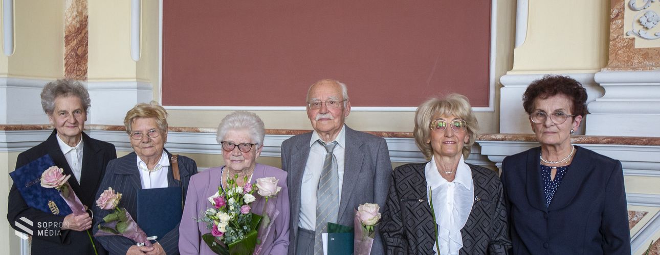 Emlékdiplomák a pedagógusoknak