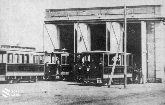 A 2-es motorkocsi és a 11-es pótkocsi a kocsiszín előtt. 