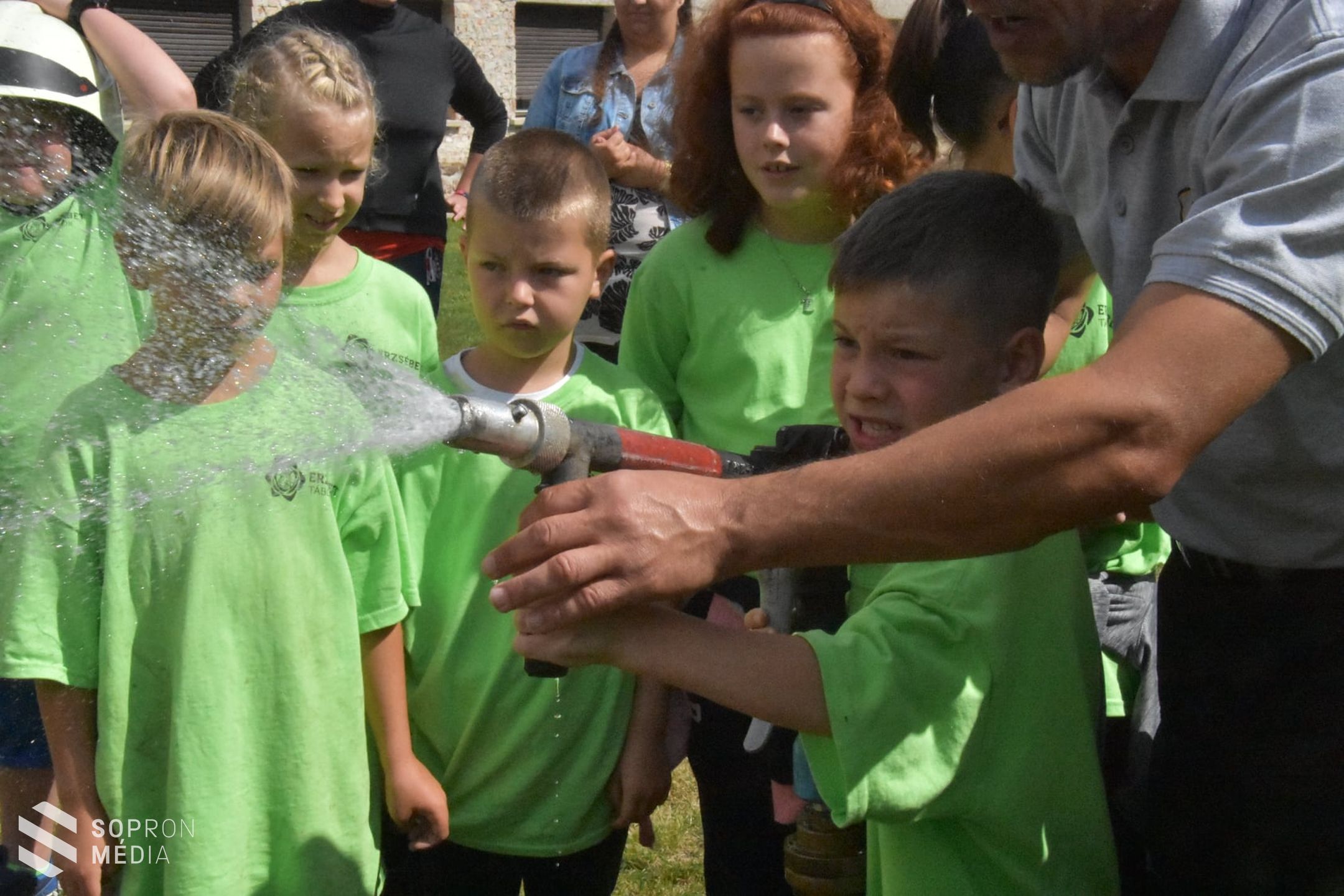 Meglátogatták a táborozó gyerekeket a lövői önkéntes tűzoltók - GALÉRIA!	