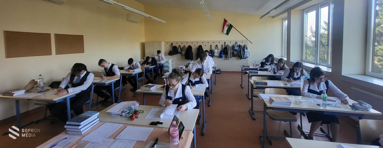 Sopronban is elkezdődtek az érettségik - galéria