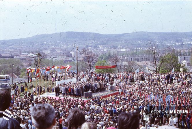 Nagygyűlés az amfiteátrumban (Finta Béla, 1983 körül)