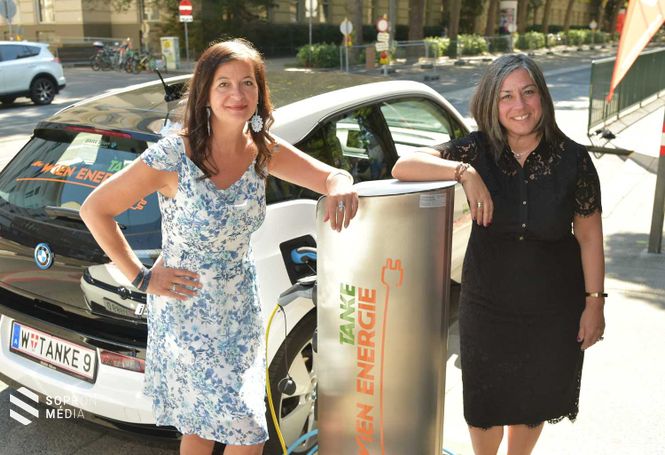  Ulli Sima környezetvédelmi tanácsnok és Maria Vassilakou polgármester-helyettes egy e-töltőállomásnál, Alsergrundban 