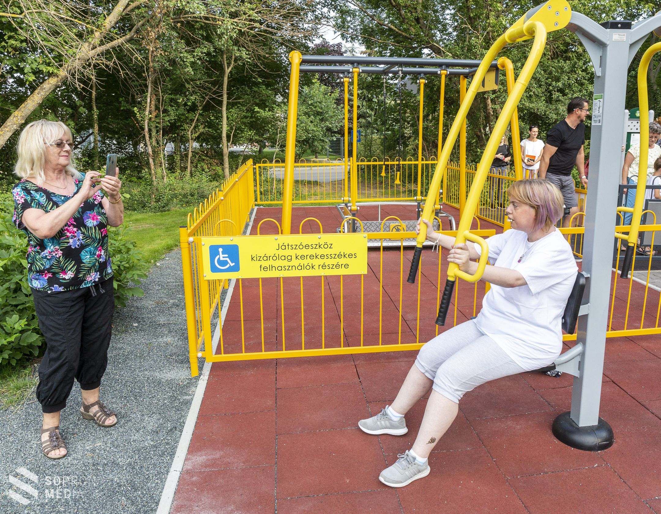 Felavatták az első soproni kerekesszékes szabadtéri fitnesz eszközöket
