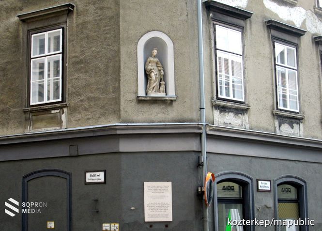 Ikvahíd 2. számú sarokház a szoborral és az emléktáblával