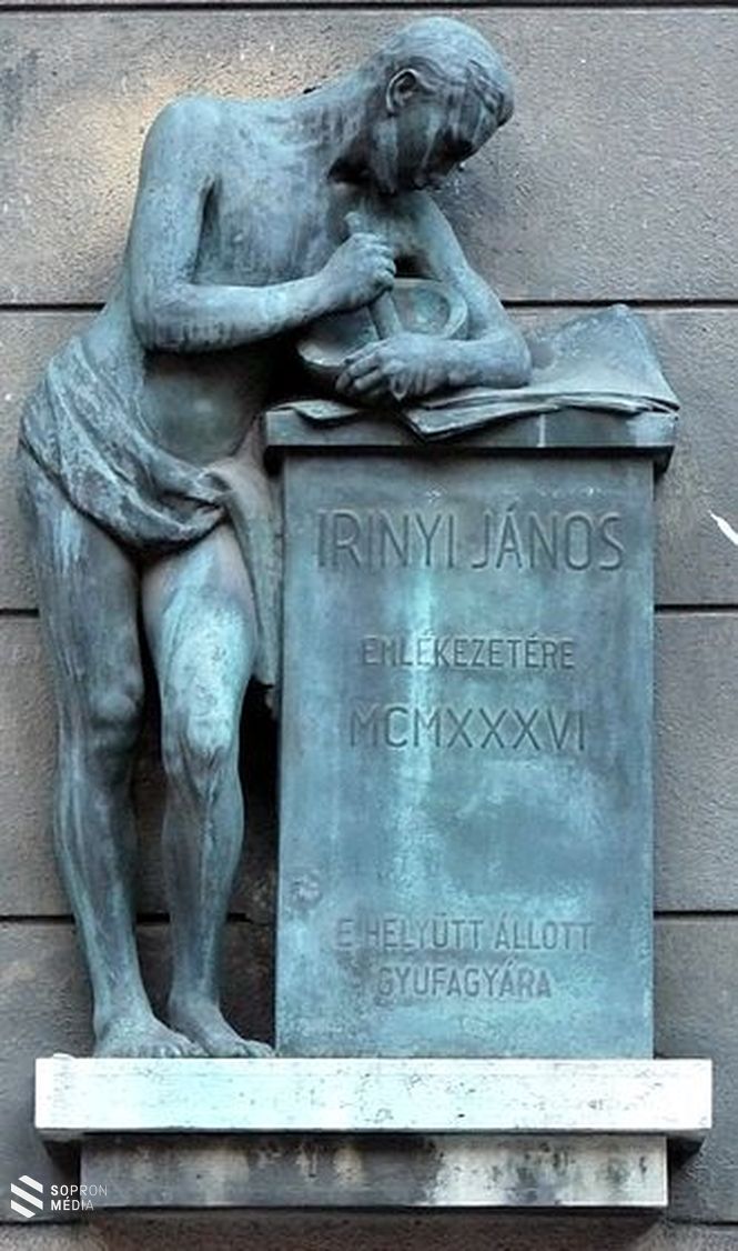 Irinyi János (1817–1895) vegyész domborműves emléktáblája, egykori gyufagyára helyén emelt épület homlokzatán. Budapest, VIII. kerület, Mikszáth tér 1. A bronz dombormű Horvay János szobrászművész alkotása.